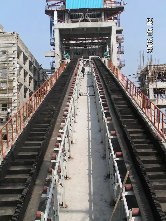 濟(jì)寧礦用大傾角輸送機(jī)